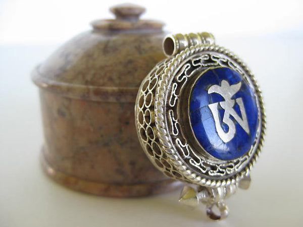 Lapis Silver Om Gau Locket